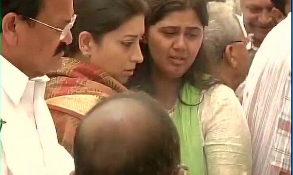 Smriti Irani with Pankaja,daughter of Gopinath Munde  at BJP Headquater standing on the dead body of Munde