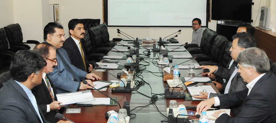 Minister for Commerce, Engr. Khurram Dastgir Khan chairing a meeting with business delegation of South Africa in Islamabad on 11-05-2016.