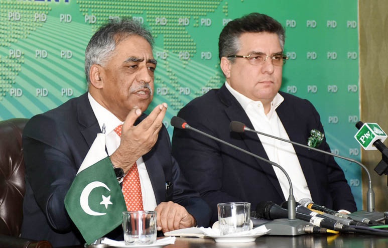 Minister of State for Privatization Commission, Muhammad Zubair accompanied by Daniyal Aziz MNA addressing a Press Conference in Islamabad on May 10, 2016.