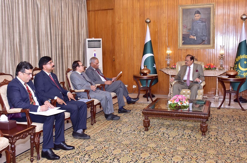 Chairman Pakistan National Heart Association (PANAH) Maj. Gen (Retd) Masud-ur-Rehman called on President Mamnoon Hussain at the Aiwan-e-Sadr, Islamabad on May 10, 2016.