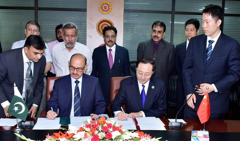 ADVISER TO THE PRIME MINISTER ON NATIONAL HISTORY AND LITERARY HERITAGE, IRFAN SIDDIQUI AND AMBASSADOR OF PEOPLE REPUBLIC OF CHINA, MR. SUN WEIDONG SIGNING THE IMPLEMENTATION AGREEMENT FOR CHINA AIDED CHANDELIER MAINTENANCE PROJECT AT MAUSOLEUM OF QUAID-E-AZAM MUHAMMAD ALI JINNAH, KARACHI IN THE OFFICE OF NH&LH, ISLAMABAD ON JULY 19, 2016.