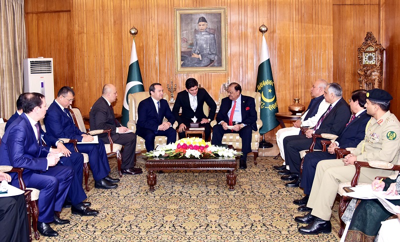 PRESIDENT MAMNOON HUSSAIN IN A MEETING WITH DEPUTY PRIME MINISTER OF UZBEKISTAN, ULUGBEK ROZUKULOV, WHO ALONG WITH A DELEGATION CALLED ON HIM AT THE AIWAN-E-SADR, ISLAMABAD ON DECEMBER 23, 2016.