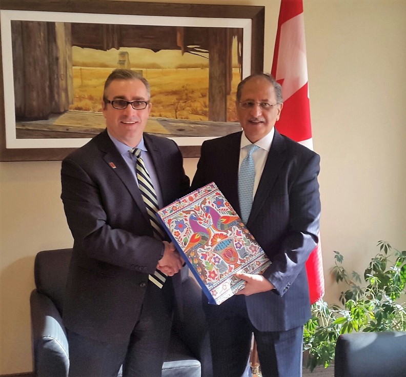 High Commissioner Tariq Azim Khan presenting brief on Pakistan’s culture and economy to President Manitoba Chamber of Commerce and Industry Chuck Davidson at Winnipeg