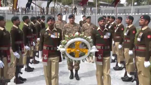 COAS General Qamar Javed Bajwa  laid floral wreath at Yadgar-e-Shuhada to pay homage to martyrs of Baloch Regiment