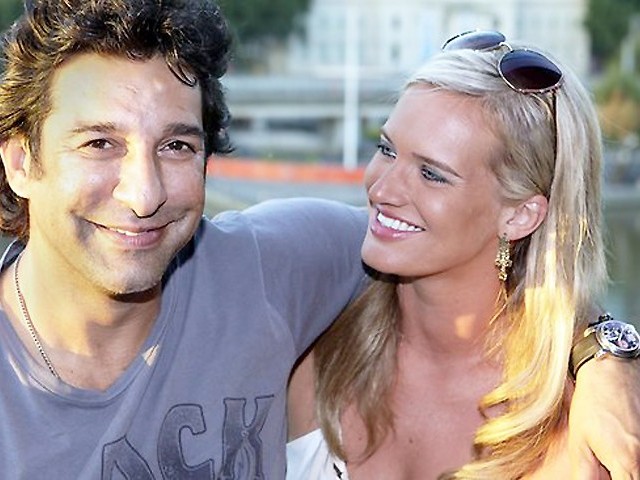 Fans gather to see Cricketer Wasim Akram, his Australain fiancée at Karachi airport