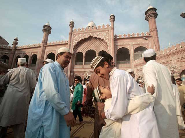 Eid prayer 2020 - Eid Ul Fitr is likely to fall in Pakistan on Sunday (May 24, 2020) like elsewhere in the world; however, as it’s yet to be ascertained as the Central Ruet-e-Hilal Committee will meet in Karachi on Saturday evening to sight the moon, marking the end of the holy fasting month of Ramazan. The festival will also be celebrated in the Gulf region including Saudi Arabia and United Arab Emirates (UAE) on Sunday. However, amid the Coronavirus (COVID-19) pandemic, Muslims won’t be able to offer Eid prayers at mosques even in Saudi Arabia since they have been shut to halt the spread of the virus. The Saudi authorities have urged Muslims to perform Eid Ul Fitr prayer at home as according to the Grand Mufti Sheikh Abdulaziz al-Sheikh as it’s permissible for Muslims to perform such Islamic rituals at home amid the COVID-19 outbreak. Though in Pakistan, mosques haven’t yet been shut but worshipers have strictly been asked to adhere to safety guidelines as set under a 20-point agreement to avoid the spread of the novel Coronavirus. People have been asked to comply with following guiltiness to attend the Eid congregations; • Make ablution at home, and wear mask • Offer Eid prayer in an open area as per priority • Avoid offering prayer on road or footpath • Maintain a six-feet distance to each other while performing prayer • Don’t lay down carpets on the floor if prayer is to be offer within the mosque premises • Wash the floor with chlorine • People above 50 years of age and children must offer the prayer at home • Avoid embracing each other, just verbally convey Eid greetings to each other