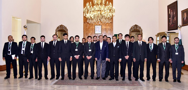 Mamnoon Hussain along with Young Lawyers from Balochistan