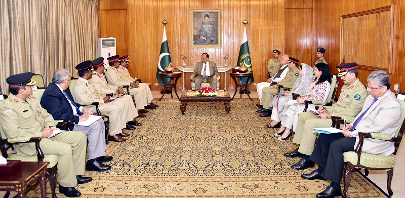 President Mamnoon Hussain talking to a Sri Lankan delegation led by the Commander of the Sri Lankan Army Lt. General A.W.J.C De Silva at the Aiwan-e-Sadr in Islamabad on May 04, 2017.