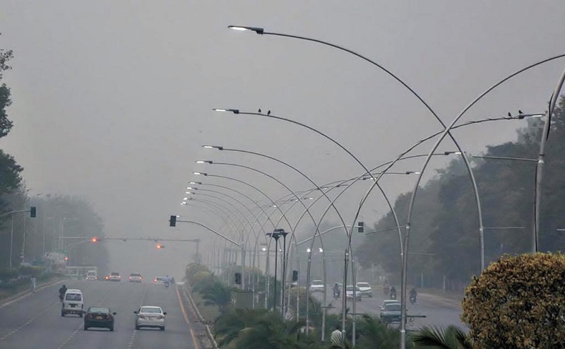 Experts issue health advisory as thick smog strikes Punjab, Islamabad