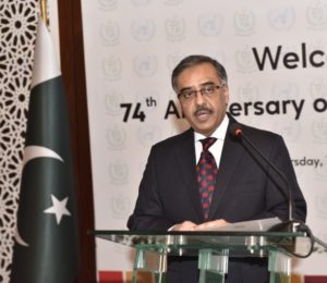 Health Silk Road - The Foreign Secretary Sohail Mahmood has reaffirmed Pakistan’s resolve to support the idea of ‘Health Silk Road’ to deepen global cooperation in the Health Sector. While delivering remarks at a Video-Conference on COVID-19 Response, the foreign secretary underlined that international cooperation and solidarity were pivotal for success in the fight against COVID-19. The Vice-Ministerial level Conference was chaired by the Chinese Vice-Foreign Minister Luo Zhaohui.  In the Conference, Bangladesh, Nepal, Pakistan and Sri Lanka participated.  In his remarks at the Conference, the Foreign Secretary Sohail Mahmood maintained that the COVID-19 pandemic should neither be politicized nor stigmatized.  Noting the importance of multilateralism, he stressed that the World Health Organization (WHO) must play a central role in leading the global fight against the pandemic.  The foreign secretary said that Pakistan has been resolutely and successfully confronting the COVID-19 pandemic and taking all possible measures to strengthen the existing health system. Sohail Mahmood underscored that the Director General WHO Dr. Tedros Adhanom had acknowledged Pakistan’s efforts in fighting the COVID-19 underlining that Pakistan was one of the Countries to learn from. Moreover, he emphasized that following its success thus far in controlling the Coronavirus, Pakistan was taking a host of additional public health, economic and poverty alleviation measures to effectively contain the pandemic.  The foreign secretary noted that despite COVID-19, Pakistan’s economy had shown signs of recovery and resilience with several key economic indicators being very promising.  Sohail Mahmood also hoped that post COVID-19, Belt and Road Initiative (BRI) and China Pakistan Economic Corridor (CPEC) would become the hub of trade and economic activity for the region. The secretary maintained that both Pakistan and China, complying with strict Standard Operating Procedures (SOPs), were taking effective measures to resume trade, flights, and people-to-people exchanges.  While appreciating that Pakistan International Airlines (PIA) had resumed a weekly commercial flight to China, the foreign secretary hoped that Pakistani students will soon start returning to China.  The foreign secretary reiterated that COVID-19 vaccine, as and when developed, must be declared a “global pubic good” and made available on an equitable basis.  Sohail Mahmood underlined that Pakistan and China’s collaboration in the phase-III clinical trials of Chinese vaccine in Pakistan was progressing well.  Highlighting the plight of the people in the Indian Illegally Occupied Jammu and Kashmir (IIOJK), accentuated due to the COVID-19, the foreign secretary stressed that the global community must urge India to lift the double lockdown and allow access to international health experts to extend medical help to the besieged Kashmiris.