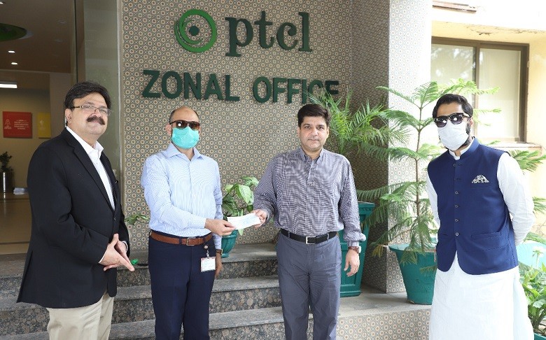 Shaukat Khanum Research Center - Pakistan Telecommunication Company Limited (PTCL) is supporting Shaukat Khanum Research Center for the purpose of enhancing Coronavirus testing facilities as part of its Coronavirus support and relief package. In this regard, the General Manager Human Relations PTCL Nadeem Nazir presented a cheque to the Marketing Head at Shaukat Khanum Research Center Nadeem Hashmi. The General Manager (Administration & Security) PTCL Akram Zubair and the Head of Corporate Collaboration at Shaukat Khanum Research Center Zeeshan Sarwar were also present on the occasion.