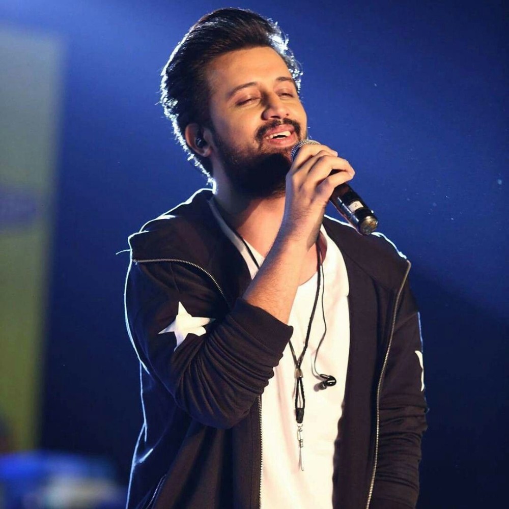 Atif Aslam’s Debut Ad ‘Sab Kuch To Hai Is Main’ Goes Viral We all have seen Atif Aslam grooving to his music and being the heartthrob, he is. From his early days, people – especially girls – have been excessively following him to see what he has done in the past and what his life is all about. Recently, the first ad of his life has surfaced, and we are unsure how to react. But there is one thing for sure, Atif indeed has worked hard to be where he is today. Sab Kuch To Hai Is Main This is probably the first time a decade ago when Atif made his attempt the enter the industry. You can see the young, carefree boy trying his best to fit in the role he has given. This is a Sony Ericsson advertisement from back in the day when this brand was a thing. We can see Atif trying his best to play his part, but there is one thing we all can vouch for. Nothing suits Atif better than the singing talent that he has. Here is the complete advertisement for you to feast your eyes over: Internet’s Reaction To It This video was uploaded initially by a marketing-based Facebook page, and people have gone bonkers since then. Some, especially girls, can’t wrap their minds around the idea that Atif was a lanky boy bag then. Moreover, his clothing preference in the advertisement is quite questionable as per his recent taste too. The video has been circulating all over the internet with everyone coming forward with their two cents on how they found Atif in the look and have been commenting on his acting as well: Did You Notice Neelum Munir? That being said, while Atif might be the ultimate Prince Charming of the girls around the world, Neelum Munir has set her mark in the industry too. While everyone is focusing on Atif, let’s not forget this is Neelum’s first-timer attempt to get into the industry too. She looks just as out of the place as Atif does, and both really have come a long way when you look at how they are acting and their get-ups. Well, the first-timers in the industry aren’t always the best work to look back to. We feel that Atif and Neelum have not only worked hard but they have done their best to make their mark in the industry. This definitely will be a good throwback for them to look to and compare their journey with. 