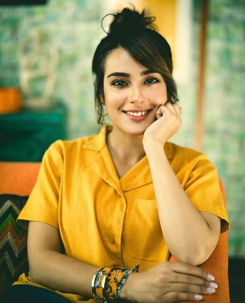 Quarantine, lockdown, and the coronavirus have brought the artists out of everyone. Someone has started their YouTube channel while the others are now sharing recipes to cook. Someone has started their businesses while the others are now preaching people how to live. In the midst of this all, Iqra Aziz has found a new hobby for herself and it is unique. What’s Iqra Up To? With the obvious case of dramas and movie shoots being on hold, the stars are homebound as well. They can’t go out and can’t work either. Iqra is in the same boat. Although her drama serial Jhoot is on air and the other one is the place of it is supposed to be launch within two weeks, she had to find something for herself to kill her time at. Here comes her love for painting to the rescue. She, a month or so back, shared a picture which she captioned as: “This is my favourite wall now because i painted it.” Here is the Instagram post: View this post on Instagram THIS IS MY FAVOURITE WALL NOW BECAUSE I PAINTED IT💃🏻 A POST SHARED BY IQRA AZIZ HUSSAIN🇵🇰 (@IIQRAAZIZ) ON JUN 3, 2020 AT 12:59AM PDT But, Iqra has finally decided to share the real behind the scenes of renovating the wall. Is Painting A Wall New Art? Seems like Iqra’s love for sketching and artistic endeavors have now taken a form of implementation on the home walls. After almost a month of her taking a picture in front of a neon green wall and telling people that it is her favorite spot in the house because of the obvious reasons of her painting her, she has now shared the video of her painting it: View this post on Instagram AS I SAID I PAINTED THIS WALL😁 . PS. WITH MY PARTNER’S HELP🙈 A POST SHARED BY IQRA AZIZ HUSSAIN🇵🇰 (@IIQRAAZIZ) ON JUL 14, 2020 AT 7:42AM PDT her, she has now shared the video of her painting it: Her caption read: “As i said i painted this wall…. Ps. With my partner’s help” Looks like Yasir Hussain played the part of a helper here so Iqra can finish her project. Though people have been commenting that the color she chose wasn’t the right choice, let’s just leave that to the couple to decide. Till then, we will just wait for either of the two from the couple to drop any other thing that will go viral on the internet.