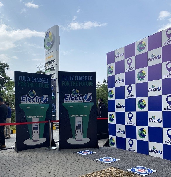 Electric Vehicle Charging Station - The Federal Minister for Power Division Omar Ayub Khan on Wednesday Inaugurated Pakistan's First Electric Vehicle Charging Station in Islamabad. While addressing the Inaugurating Ceremony, the minister said that it is a welcoming initiative and an important step towards Clean and Green Pakistan. The minister said that the incumbent government is taking various initiatives for development in the energy sector. Omar Ayub Khan said that 24 electric stations will be set up in the future which will help the common people of the Country. He said that the government is taking solid steps to control environmental pollution. In his remarks on the occasion, the Prime Minister’s Special Assistant on Petroleum Nadeem Babar said that the opening of a charging station in Islamabad will help encourage electric vehicles as future transportation in the Country. Nadeem Babar said that this initiative is a welcoming move for the Country which will soon witness electric vehicles running on roads. The Special Assistant said that it will also help the Prime Minister’s Campaign of Clean and Green Pakistan.