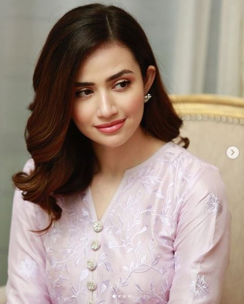Sana Javed is such a beautiful and elegant actress from Pakistan Showbiz Industry who has never disappointed her fans following her exceptional acting skills. She has a huge fan following on social media. Sana has recently played amazing role in Ruswai and in blockbuster serial Khaani. She also made her film debut with the comedy film Mehrunisa V Lub U alongside Danish Taimoor in 2017. Sana Javed’ Latest Photo Shoot Sana Javed is one of those actresses from the industry who has an amazing sense of dressing up. She carries herself in all attires so gracefully that leaves one spellbound. Her latest photo shoot has mesmerized the fans with her beauty and they can’t resist admiring her. Have a look on this amazing collection of pictures from her gallery. Sana is looking so gorgeous in copper and magenta colored traditional wear! This cotton candy pink is making Sana Javed look heavenly beautiful. Her short hair and makeover has the best suitability with this fine traditional dress. Recently, Sana Javed dressed up as bride in the most beautiful attire exhibited by Asim Jofa. Have a look! And this picture works as cherry on top! About Sana Javed Sana Javed was born on 25 March, 1993 in Jeddah, Saudi Arabia and she is 27 years old. She got her schooling done from Karachi Grammer School whereas completed her Graduation from University of Karachi. She can speak three languages i.e. Urdu, English and Punjabi. Her start is Aries whereas her hobbies include listening to music & acting. Her height is 5 feet 4 inches. Her net worth is 10 million and she is taking Rs. 1 Lac per episode of drama. Sana Javed’s Career Sana Javed started her career with modeling and by making appearance in various TV commercials including Coca Cola, Mobilink, Warid Glow, Lipton and many others. Her first drama serial was ‘Mera Pehla Pyar’, which made her get a boost in her popularity within no time. Apart from lead roles, her appearance as a supporting actress has been appreciated as well like in Shehr-e-Zaat and Pyare Afzal.  Her glowing beauty, elegance and smart innocence made her gain so much attention and that’s the reason she has so many fans. She has given many hit serials till the date like Khaani and Ruswai. Moreover, she has also showed up in her debut movie with Danish Taimoor, Mehrunisa We Lub You. These days Sana is leading the team Islamabad in Jeeto Pakistan show hosted by Fahad Mustafa on ARY. Sana Javed Dramas List Here is the list of dramas in which Sana proved that she is a brilliant actress: Shehr-e-Zaat Mera Pehla Pyar Pyarey Afzal Ranjish Hi Sahi Meenu Ka Susral Meri Dulari