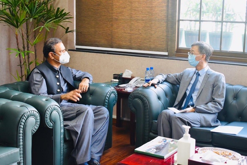 CPEC - The Chinese Ambassador to Pakistan Yao Jing has thanked the government of Pakistan for an accelerated momentum and greater focus on the China Pakistan Economic Corridor (CPEC) project. Yao Jing paid the gratitude on behalf of the Chinese government when he visited the CPEC Authority and met the Chairman CPEC Authority Lt. General (retd) Asim Saleem Bajwa. The Chinese envoy also reaffirmed the commitment to add value to CPEC and bring dividends to the people of two Countries.