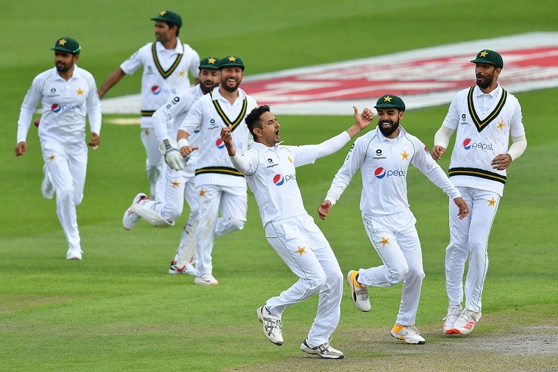 PTV Sports Live - An excellent bowling performance by England in Pakistan’s second innings brought them back in the first Test match at Emirates Old Trafford in Manchester. The visitors had acquired a 107-run lead after England in their first innings was bowled out for 219 runs in response to Pakistan’s first innings score of 326. However, the winning scenario for Pakistan which had begun looking imminent turned doomed after they failed to capitalize in their second innings. Till the end of third day’s play, Pakistan managed to put just 137 runs on the board for the loss of 8 wickets. In their second innings, Pakistan suffered a blow when the first innings centurion Shan Masood was caught behind on 0 off Stuart Broad. Babar Azam also went early just for 5 runs, The Captain Azhar Ali, Abid Ali, Asad Shafiq, Mohammad Rizwan and Shadab Khan entered into double figures but couldn’t prolong their innings. The middle-order batsman Asad Shafiq got himself run out on 29 in the pursuit of taking a quick run, which occurred to him in Test Cricket after eight years. Yasir Shah along with Mohammad Abbas will resume Pakistan’s second innings on Saturday, and seek to extend the current 244-run lead to over 250 or 260. For England, Stuart Broad, Chris Woakes, and Ben Stokes picked up 2 wickets each in Pakistan’s second innings while Dom Bess took one wicket.