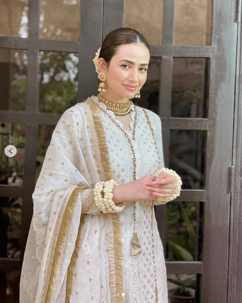 Sana Javed is such a gorgeous yet elegant actress of Pakistan Drama Industry. Her exceptional acting skills make her stand out from the rest and she has never disappointed her fans at any point. The way she dresses up and carries herself in fashion; it makes her perfect. Sana Javed is looking amazing in her recent clicks posted on her Instagram profile. Check out this collection! Sana Javed Looks Gorgeous in these Recent Clicks The most beautiful Sana Javed is looking so gorgeous in all of these clicks from some recent photo shoots and fans are in love. Have a look! Sana Javed in Black & Gold Traditional Wear The divine black when merges with the fine aesthetic touch of gold, it makes an attire gain a luxurious look. Sana Javed has carried this traditional wear at the best as if it was made for her. A three piece finely designed dress with a comeback of Shalwar in trend, makes it so beautiful to wear thing. Check out these clicks! Sana Javed in White & Gold Traditional Wear Another photo shoot from Sana Javed's Instagram presents you the classy and pure combination of white with gold. Here Sana is dolled up more into a traditionally rich style while adding up to the grace of this well-designed attire. Have a look! About Sana Javed Sana Javed was born on 25 March, 1993 in Jeddah, Saudi Arabia and she is 27 years old. She got her schooling done from Karachi Grammer School whereas completed her Graduation from University of Karachi. She can speak three languages i.e. Urdu, English and Punjabi. Her start is Aries whereas her hobbies include listening to music & acting. Her height is 5 feet 4 inches. Her net worth is 10 million and she is taking Rs. 1 Lac per episode of drama. Sana Javed’s Career Sana Javed started her career with modeling and by making appearance in various TV commercials including Coca Cola, Mobilink, Warid Glow, Lipton and many others. Her first drama serial was ‘Mera Pehla Pyar’, which made her get a boost in her popularity within no time. Apart from lead roles, her appearance as a supporting actress has been appreciated as well like in Shehr-e-Zaat and Pyare Afzal.  Her glowing beauty, elegance and smart innocence made her gain so much attention and that’s the reason she has so many fans. She has given many hit serials till the date like Khaani and Ruswai.  Sana Javed Dramas List Here is the list of dramas in which Sana proved that she is a brilliant actress: Shehr-e-Zaat Mera Pehla Pyar Pyarey Afzal Ranjish Hi Sahi Meenu Ka Susral Meri Dulari Goya Chingari Dil Ka Kia Rung Karun Shareek-e-Hayat Koi Deepak ho Paiwind Maana Ka Gharana Aitraaz Zara Yaad Kar