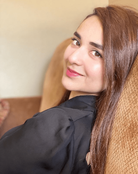 Yumna Zaidi is one of the most talented and versatile actresses of present era and her work is exceptionally amazing in all aspects. She has huge fan following and the main reason is the way she exhibits her acting skills in different projects. She is the one who never chooses the script blindly but only go with that project which can make her bring out a new character from inside. Here we have got all those interesting details which you might not be knowing yet! About Yumna Yumna was born on July 30, 1989 and she is 31 years old. Yumna Zaidi is undoubtedly an astonishing actress who is known for playing challenging roles. Even at a young age, Yumna Zaidi opted to play roles that were character-driven. As she grown up, Yumna was a tomboy and she loved flying kites, she used to play with boys more than girls. She has a strong faith in God and is thankful to Him for giving her the status she enjoys today. Yumna Zaidi’s Qualification Yumna Zaidi got her early education from Convent and so she was raised under strict rules. As a result of that Yumna believes that there is still some fear in her perhaps that of authority. She did her Masters from Home Economics College of Lahore. Soon after doing her Masters, she moved with her family to the US. Yumna Zaidi’s Family As far as Yumna’s family is concerned, she has two older sisters Mehreen Zaidi and Alizah, and a younger brother. Her father Zameendar Zaidi is no more with them. Her mother’s name is Shabana Naheed Zaidi. She is really active on social media and uses the platform to spread awareness about religion. Yumna was born in Karachi but she was brought up mostly in Arif Wala. Later on, she moved to Lahore for further studies. Her family has been exceptionally supportive throughout her career. According to Yumna, all her family and relatives keenly sit down to watch her dramas and they always admire her work. What Qualities Yumna is Looking for in Her Future Husband? Yumna Zaidi is although not married yet but her mother wishes for her to get settled. The reason for this is that Yumna has a certain ideal and she has not found that person yet. She made it quite clear that hers will be an arranged marriage but she wants certain qualities in her husband. Yumna also thinks that she has a dominating and controlling personality. Therefore, she would much rather marry someone who has a strong personality. Yumna Zaidi’s Dramas List Here is a list of some of the dramas in which Yumna Zaidi played in exceptional characters and made these challenges prove her as the best versatile actress: Thakan – 2012 Khushi Ek Roag – 2012 Meri Dulari – 2013 Ullu Baraye Farokht Nahi – 2013 Rishtay Kuch Adhooray Se – 2013 Mausam – 2014 Aap ki Kaneez – 2014 Jugnoo – 2015 Paras – 2012 Guzaarish – 2015 Zara Yaad Kar – 2016 Pinjra – 2017 Yeh Raha Dil – 2017 Dar Si Jati Hai Sila – 2018 Pukaar – 2018 Dil Kiya Karay – 2018 Inkaar – 2019 Choti Choti Batain – 2019 Pyar ke Sadqay – 2020