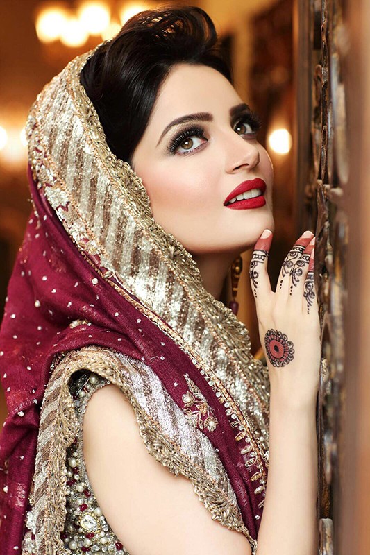 Check out these stunning pictures of Armeena Khan clicked at different occasions. No one can really take off eyes from her charming face. She has carried all attires confidently while adding up to the grace of her personality.