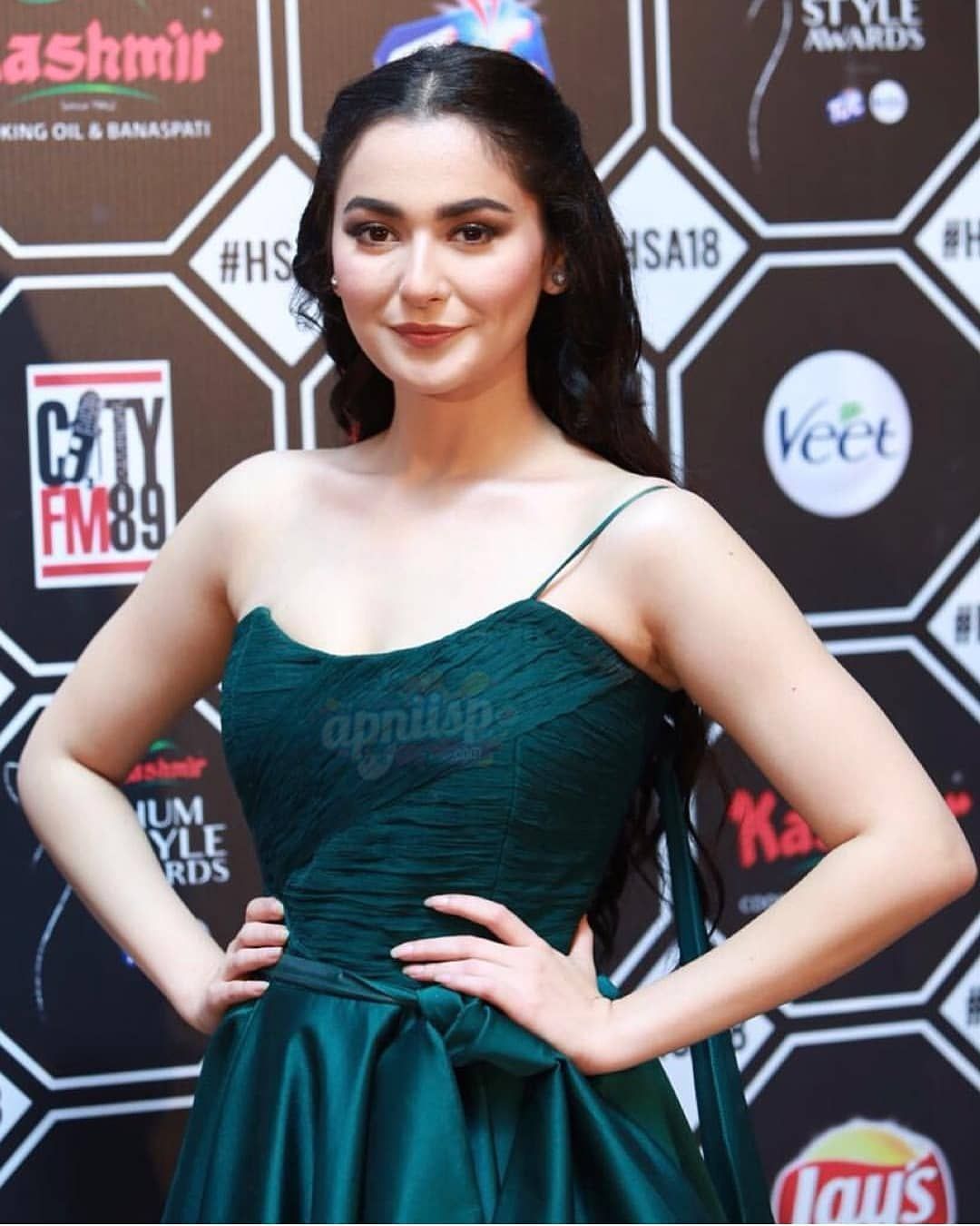 Hania Amir has entertained her fans with a dance lesson video in which she has done all steps to perfection. Here we have got the video for all of you!