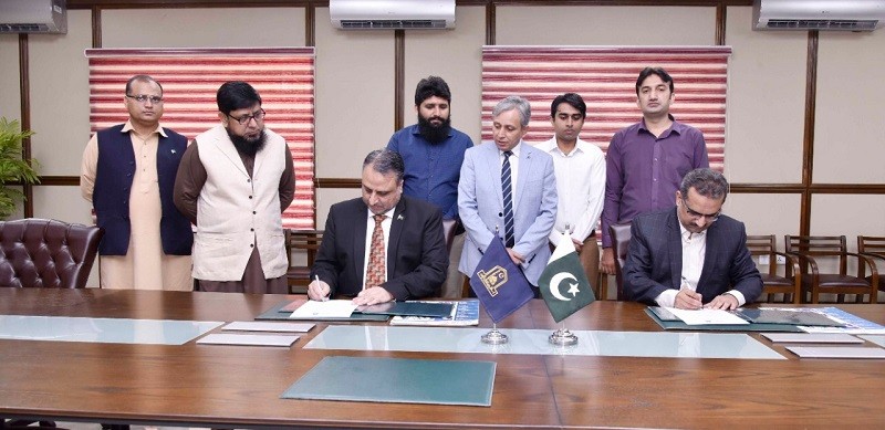 Islamia University of Bahawalpur - The Inter University Consortium for Promotion of Social Sciences (IUCPSS) and the Islamia University of Bahawalpur (IUB) will organize a joint International Conference on History and Culture of Bahawalpur in the Federal Capital in December 2020. The understandings reached between both the organizations during a Memorandum of Understanding (MoU) in connection with International Literacy Day 2020 for promotion of education. The Vice Chancellor of the Islamia University of Bahawalpur Engr. Professor Dr. Athar Mahboob and the National Coordinator International Consortium for Promotion of Education Murtaza Noor signed the MoU.  Both the organizations agreed to organize 4th edition of the students convention in South Punjab.  A number of activities prior to the event will also be organized to motivate maximum students across Pakistan. The Islamia University of Bahawalpur will also facilitate and actively collaborate with the IUCPSS for establishing Network of Campus based Student Societies and Clubs.  Both the organizations will enhance cooperation for Strengthening of Student Societies of IUB and creating linkages with other organizations and continue to work together for strengthening social sciences and promoting values of effective and responsible citizenship among the students.