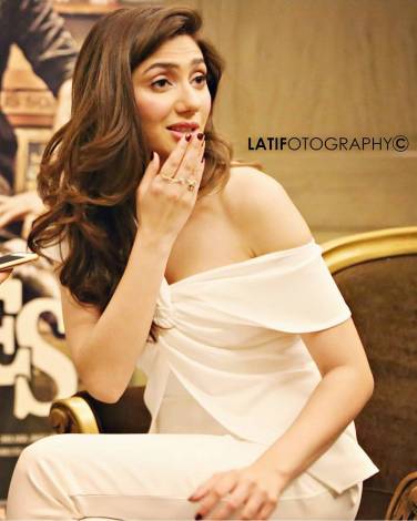 We know that she loves to dress up in traditional as well as Western. However, here we have some bold clicks of Mahira Khan that will leave you flabbergasted! Have a look!