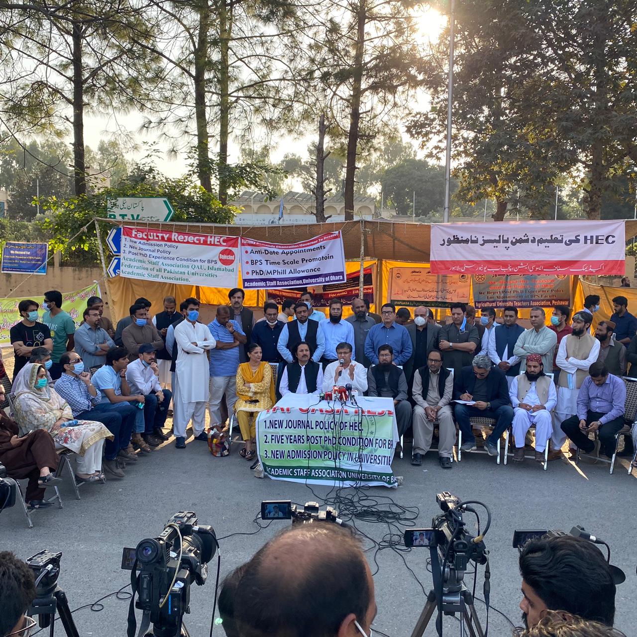 FAPUASA - The Federation of All Pakistan Universities Academic Staff Association (FAPUASA) continued its peaceful sit-in protest for the third consecutive day on Friday; however, neither the government nor the Higher Education Commission (HEC) Officials have given any assurance to protesting university teachers for addressing of their concerns. They are protesting in Islamabad against what they called the destructive and disruptive policies of the HEC. All the organization’s chapters from Azad Jammu and Kashmir (AJK), Balochistan, Gilgit Baltistan, Khyber Pakhtunkhwa, Punjab, and Sindh have joined the protest. The faculty members from across the Country are recording their peaceful protest. While addressing a press conference, the FAPUASA vowed to continue with its sit-in protest until an inept Chairman of HEC is removed from his post. Moreover, the protesting teachers announced to take its protests to all the University Campuses across Pakistan, declares to resist all HEC policies and its representatives at all the campuses. All these actions may seriously disrupt the academic life at campuses across the country but the FAPUASA cannot accept the role of silent spectator at systematic destruction/dysfunction of higher education in Pakistan. They alleged that the authorities appeared completely oblivious of the misery and destruction of the once flourishing higher education sector of Pakistan. An individual namely, the Chairman HEC, appears to have been given free rein to single-handedly obliterate the gains achieved over the past several decades in the higher education sector. The Chairman, who they said, was appointed unlawfully and is surrounded by the equally unlawfully appointed advisors and ad-hoc officials in wreaking havoc with HEC policies related to academics, research, faculty, and students alike. Most importantly, the Chairman HEC has shown his unwillingness to receive or even listen to the input of stakeholders including faculty members regarding various policy issues. They said that repeated positive efforts of FAPUASA to engage HEC on various policy matters have aborted due to the intentional lack of follow-up by the HEC despite initial agreements over the past two years. Such devious behavior on the part of HEC Officials has forced the faculty from all over Pakistan to leave their classrooms/research labs and come on the roads in protest. The FAPUASA believes that the Chairman HEC has failed to secure sufficient funding for higher education and has indulged himself in damaging practices and policies instead. The research funding has been reduced by orders of magnitude, research culture at Universities in being undermined by de-incentivizing the research, and faculty is being discouraged. Academics is being undermined by diluting the subject specialty and lack of facilities for students. Career goalposts for researchers are being continuously shifted for TTS faculty and BPS faculty is completely being denied career growth. The HEC continues to interfere with the University’s autonomy on daily basis disrupting its academic, research, and administrative functioning. The Universities’ environment is being turned into an environment of torture and victimization by these policies, which appear to be the brainchild of an individual, without consultation with the stakeholders. Finally, the FAPUASA rejects the claims and allegations leveled by the Chairman HEC against the faculty representatives. The FAPUASA condemns highly derogatory language against the faculty, and instigation of student sentiments against their teachers merely in a reckless attempt to save his job while leading campuses to fire. The FAPUASA demands that initial agreements between the HEC and FAPUASA must immediately be implemented in letter and spirit, other one-sided policies must be immediately halted till consultation with the stakeholders, and finally a framework for regular exchange of ideas and monitoring of policy implementation, for all the stakeholders be put in place.