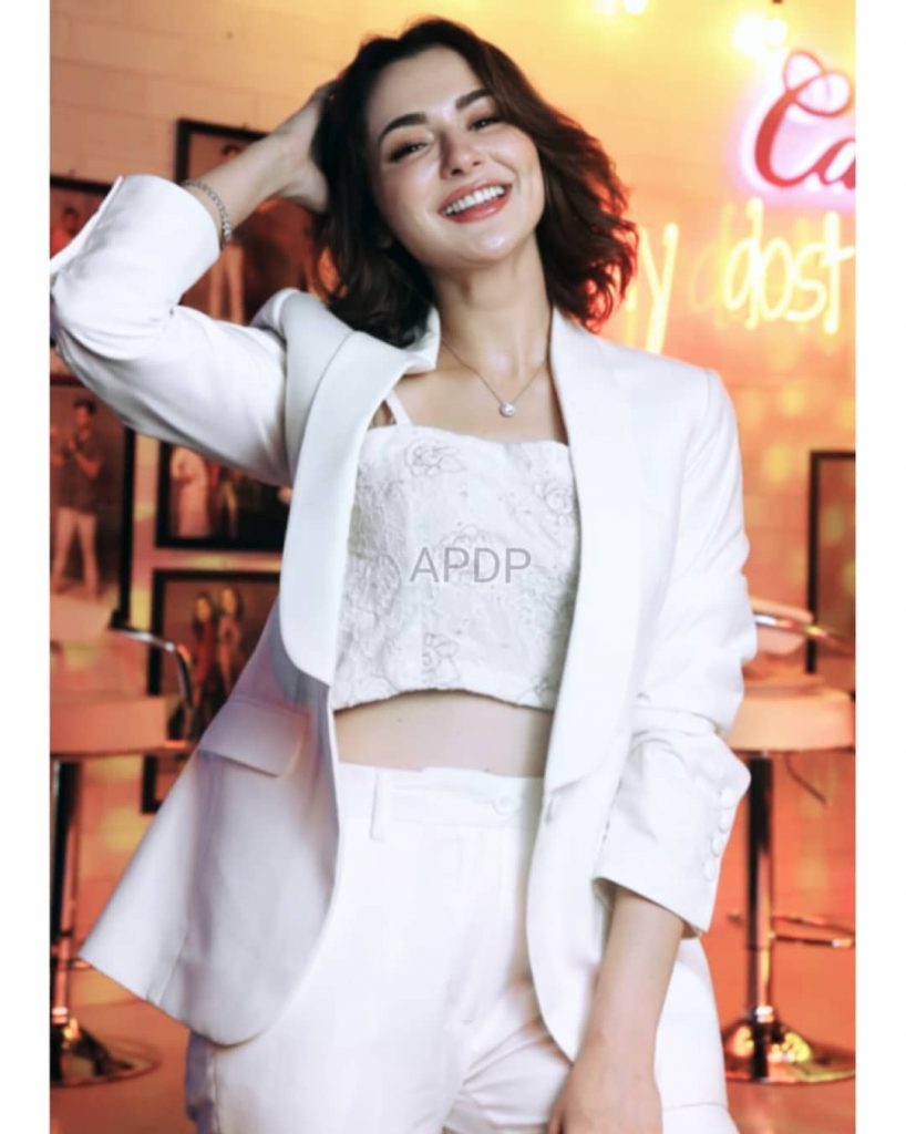 Hania Amir stays super active on social media and keeps on posting about everything in her Instagram stories. That's the reason she has got a huge fan following on social media. She is smart and elegant, sweet, and confident while she has amazing acting skills. Her talent is not limited to acting only as she is also good at singing. However, Hania Amir is facing extreme trolling following her latest pictures although we couldn't get to the exact reason. Here we have got the details! Why Hania Amir Has to Face Trolling for Her Clicks? Well... people always react strangely towards celebrities as they shower their posts with love and the next moment they troll them so bad that creates a doubt in their fandom. Recently, Hania posted her pictures on Instagram from a new series Meray Dost Meray Yaar. Before these pictures, Hania had to face criticism for spoiling her looks with lip fillers, however, fans didn't know it was only an Instagram filter. Well... people are still confused and can't resist bashing her. Here is what Hania wouldn't be expecting but it actually happened. Take a look! And... here we have got some more comments! Why Hania Has Been in Headlines? Hania has been in the headlines since the time when her live video went viral on social media in which she declared that Hania and Asim are 'Just Friends.' This statement spread like fire as no one could imagine seeing Hania and Asim out of any relationship. Although they haven't declared anything officially in this regard they have been seen together always on different occasions. They definitely make an adorable couple and everyone loves them a lot.  After Hania's live video surfaced, her fans trolled so much that she had to request them all to stop this criticism. However, Asim Azhar and Hania Amir are now appearing together in Meray Dost Meray Yaar; seemingly making things look positive. 