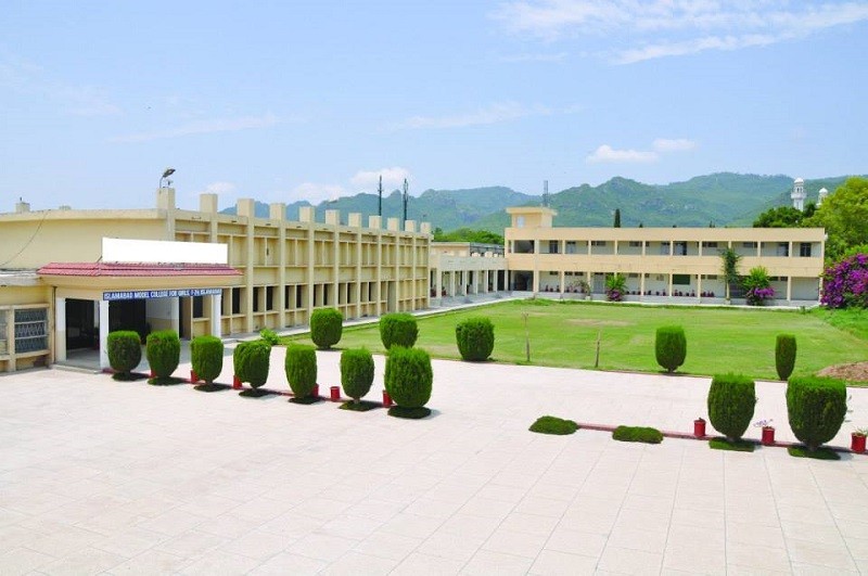 IMCG F-7/4 - Islamabad College for Boys (ICB) in G-6/3 and Islamabad Model College for Girls (IMCG) in F-7/4 have been sealed for one week after the emergence of Coronavirus Cases. The District Health Office Islamabad issued the sealing notification after more Coronavirus Cases are reported from IMCG F-7/4 and three staff members resulted positive in the ICB G-6/3. The Office said that the institution buildings will be disinfected and contact tracing will be carried out. It said that measures are being taken to ensure the safety of students and school staff. Furthermore, it said that any institute getting more than two positive cases will be sealed on immediate basis. Meanwhile, according to the Deputy Commissioner Islamabad Muhammad Hamza Shafqaat, as of now 26 Shops, 5 Hotels, 6 Schools have been sealed in Islamabad for violation of standard operating procedures (SOPs) devised to curb the outbreak of COVID-19. On September 2, 3,515 tests were conducted to diagnose the Coronavirus in the Islamabad Capital Territory (ICT) and out of them, 63 resulted positive. So far, a total of 16,713 people have been infected by COVID-19 in the ICT and 183 have succumbed to it. However, 15,983 COVID-19 patients have recovered now.