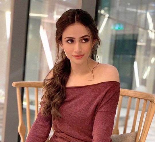 Check out these top ten clicks of Sana Javed in which she is setting fashion goals for everyone. Hold your heart as these pictures will simply blow you away. Take a look!