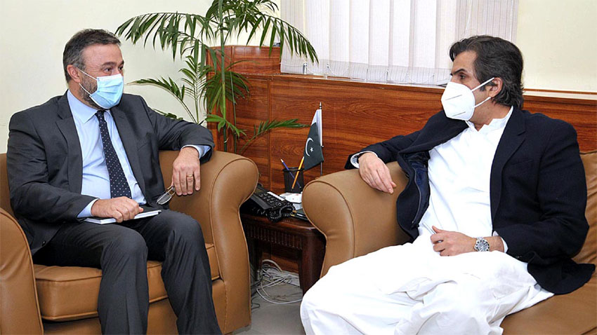 World Bank County Director - The World Bank County Director for Pakistan Najy Benhassine has appreciated the government's resolve to expedite the implementation of projects funded by the global financial institution. The appreciation was echoed when Najy Benhassine met the Federal Minister for Economic Affairs Division Khusro Bakhtiar in Islamabad on Saturday. In the meeting, Khusro Bakhtiar thanked and appreciated the World Bank for extending a US$ 200 million package to help Pakistan take effective and timely action to respond to the Coronavirus (COVID-19) pandemic. The minister also appreciated the support of the World Bank for a locust emergency control project worth of US$ 200 million to mitigate the adverse impact of parasite attack on the food basket of the Country. Khusro Bakhtiar apprised the visiting dignitary of approval of economic reforms proposed by the World Bank and Asian Development Bank (ADB) to simplify the execution of development projects. The federal minister also shared Prime Minister Imran Khan's direction to expedite the economic reforms in coordination with global donors. Khusro Bakhtiar urged the World Bank Country Director to expand the priority areas of cooperation with Pakistan in the field of energy, tourism, low-cost housing scheme, and availability of COVID Vaccine. The World Bank Country Director thanked the minister for the WB portfolio review exercise. Najy Benhassine assured that World Bank would consider the recommendations of the minister to strengthen the WB's portfolio in Pakistan. 