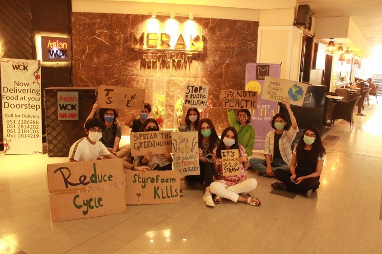 Youth Climate Activists from different schools of Islamabad held a protest in front of popular restaurants to demand a ban on the use of plastic, styrofoam and paper as this causes massive environmental degradation. They called on these restaurants to instead focus on reusable packaging and to put their thoughts and efforts also into how to make an eco-friendly business. Youth Climate Activists is a group of more than 40 activists from all over Pakistan. Their work revolves largely around the climate crisis. The activists handed out their list of demands to the restaurants as well, asking them to stop the usage of plastic straws, bags, utensils and disposable packaging such as styrofoam. Hania Imran, the Organiser of the protest said, “We have no time. There are only seven years left before the climate crisis becomes irreversible, and then we can’t do anything. We have to act now for our Earth and our future.” Hamza Aamir, a protester, spoke on the occasion, “A slow response to the climate crisis is as good as no response at all. Plastics used in these restaurants are not a necessity but rather a mark of complacency. Sustainable alternates need to be adopted right now.” Khadija Haider, a member of the group said, “We are sitting here for the sake of our Earth. We wish to minimize the use of plastic, and practice sustainable methods instead. We demand such a change from our restaurants.” Rida Piracha, protester, said, “Restaurants contribute to the growing climate crisis and its time we held them responsible and give them an eye opener on the effect they have on the environment. Make them realise that the simple steps taken by them today can make a big difference tomorrow.” The protesters held placards highlighting the damage plastic and styrofoam causes, and why they required urgent action from both businesses, big corporations and the government.