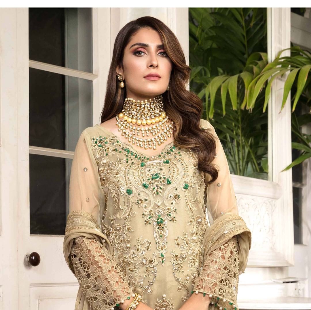 Ayeza Khan Looks Heavenly Gorgeous in Ornamental Luxury Collection!