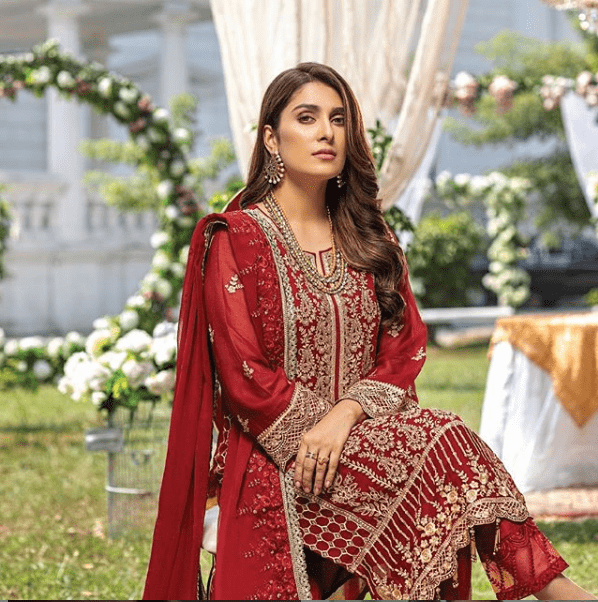 Ayeza Khan Proves No One Can Be A Bossy Girl Like Her! [Pictures]