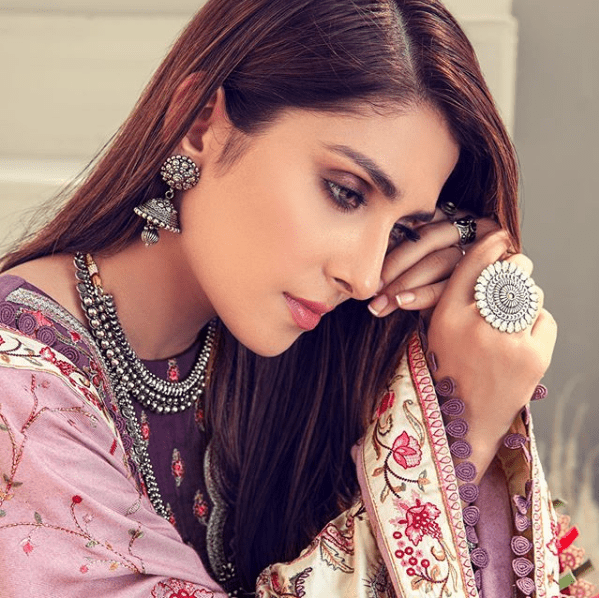 Ayeza Khan Proves No One Can Be A Bossy Girl Like Her! [Pictures]