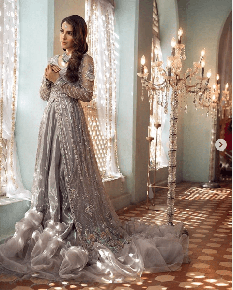 Ayeza Khan Once Again Flaunts Alluring Colours in Fancy Couture! [Pictures]