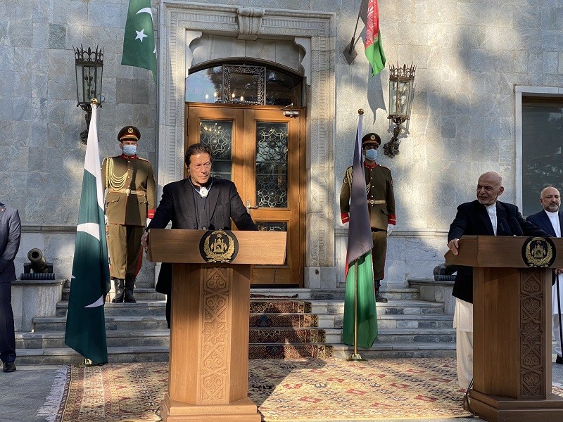 Prime Minister Imran Khan in Kabul - Pakistan has always extended all-out support to any initiative taken by the Afghan government that can bring lasting peace to Afghanistan. While addressing a joint Press Conference along with the Afghan President Ashraf Ghani following a one-on-one meeting in Kabul on Thursday, the prime minister said that Pakistan played its role in bringing the Taliban to the negotiating table with the United States and then facilitated Intra Afghan talks, assuring that Pakistan will leave no stone unturned to ensure to put an end to violence in Afghanistan. The prime minister said that Pakistan will continue to offer every possible assistance and cooperation needed to ensure peace in Afghanistan. Terming the Pakistan-Afghanistan bilateral relations historic, Imran Khan said that the people of both the brotherly Countries desire for peace, and a peaceful Afghanistan will guarantee regional stability and prosperity. Expressing gratitude to the Afghan president for extending an invitation to him to visit Kabul, the prime minister said that Kabul is a historic City which is equally significant for all of us. He added that Kabul was the best tourist destination in the 60s. In his remarks at the Press Conference, the Afghan President Ashraf Ghani said that lasting peace in Afghanistan needs a complete ceasefire, and violence and peace cannot stand together. The Afghan president said that violence is not a solution to any issue, and underlined the significance of Pakistan-Afghanistan cooperation for the development and prosperity of both the Countries. Ashraf Ghani said that it is among their prior priorities to eradicate poverty and ensure the people’s welfare in both the Countries. The president thanked Prime Minister Imran Khan for visit Kabul, and said that he would soon visit Pakistan. Earlier in the morning, Minister Imran Khan arrived in Kabul on his maiden visit to Afghanistan since assuming the Office in August 2018 on the invitation of the Afghan President Ashraf Ghani. Upon his arrival at Kabul airport, the prime minister was received by the Afghan Foreign Minister Mohammad Haneef Atmar and the Afghan President’s Special Representative for Pakistan Mohammad Umer Daudzai, and senior officials.