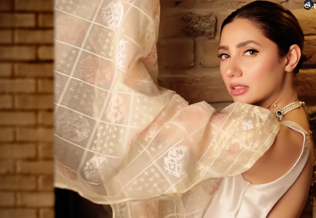 The ever-gorgeous Mahira Khan has got every time something new to treat the fans with entertainment. We came across a video that showed Mahira welcoming her fans to explore her wardrobe. So, what she has got in her collection? Let's find out here in the video! Mahira Khan Revealing What is Inside Her Wardrobe! Check out this video and find out what Mahira has got in her wardrobe when it is all about shopping for Eid days. Watch this video! Mahira welcomed in a way that will take you back to the memory of Indian Star Plus dramas. As this video is about Eid preparations, so Mahira highlighted that this Eid is different due to COVID-19. Here is what she has got in her wardrobe for Eid. 1. Zara Shahjahan's Kurta Mahira Khan showed a fine white Kurta from lawn collection in white and she thought of giving it a twist by matching it with traditional Gharara. The net Dupatta looks so elegant with the dress. 2. Jhumkas When it comes to jewellery, Mahira has some of the finest collection and all that in the most reasonable prices. First, she showed silver jhumkas, and then the golden ones that she bought from Liberty Market, Lahore for only PKR 150.  3. Black Outfit from Drama Serial Humsafar The next thing Mahira showed was her most famous delicate black outfit from drama serial Humsafar. An interesting thing which she mentioned was that Mahira stole this Khirad's outfit during the shooting days.  4. White Princess Frock  Mahira also revealed that she has got a lot of stuff in white and off-white. She exhibited her princess frock in white that she wore on Hum TV awards show and won for Humsafar.  5. Blue Heels Mahira showed finely embellished blue heels giving out a very smart look. She put them on with an elegant dress from Umar Sayeed Couture.  So, what do you think about Mahira Khan's collection from her wardrobe? Don't forget to share your feedback with us!