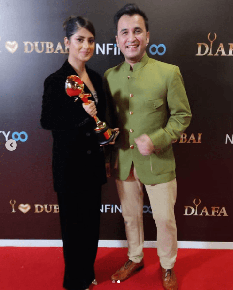 Sajal Aly Wins DIAFA Trophy For Contribution To Film & Drama! [Pictures]