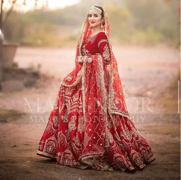 Yumna Zaidi Shows Her Dance Moves During Latest Bridal Photoshoot!