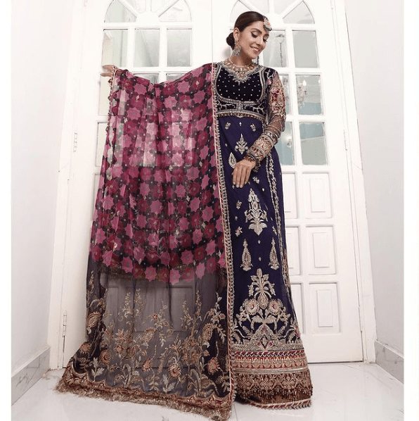 Ayeza Khan Flaunts Perfection In Latest Vibrant Bridal Photoshoot!