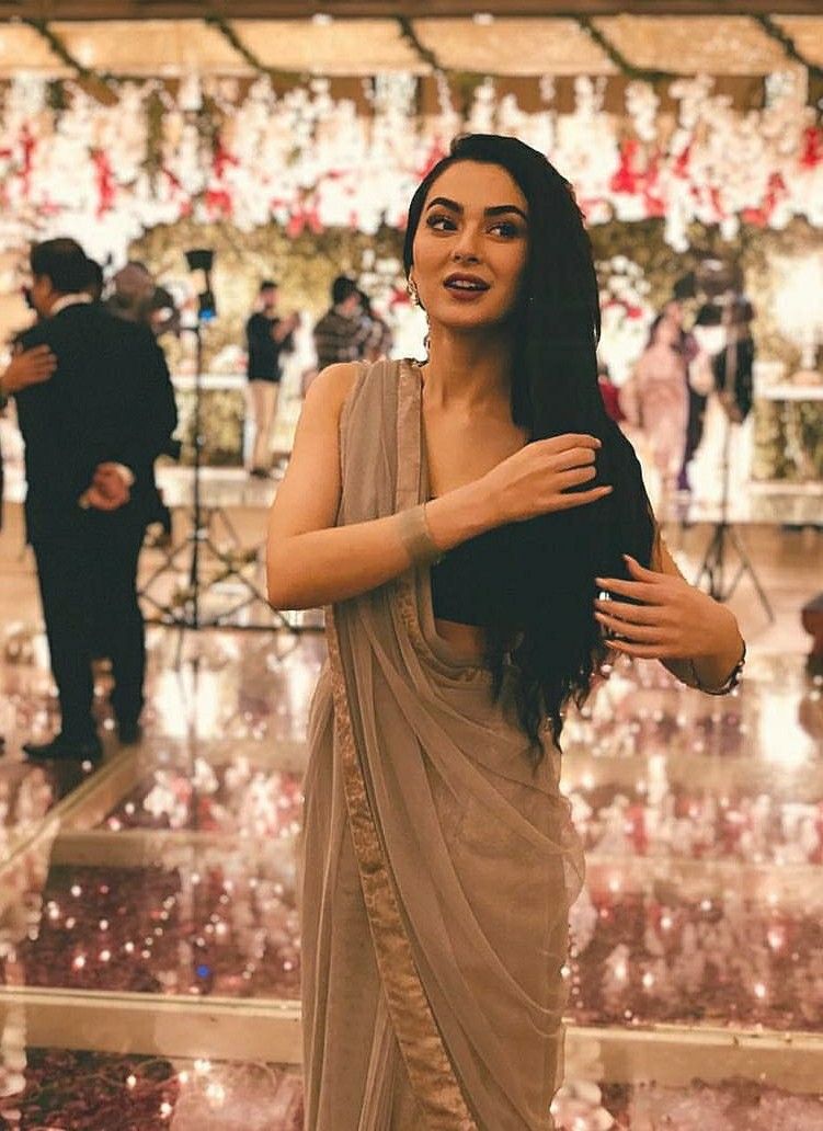 Hania Amir Flaunts Sensational Saree Look That Will Leave You Stunned!