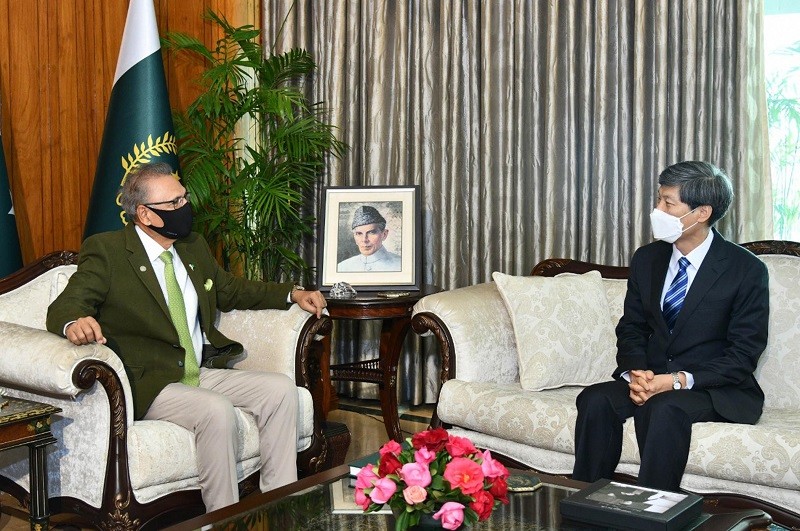 Arif Alvi - President Dr. Arif Alvi has said that Pakistan highly values its ties with the Republic of Korea and wants to further take the relations to a higher trajectory in all areas of mutual interest. In a meeting with the outgoing Ambassador of the Republic of Korea Kwak Sung-kyu who met him at Aiwan-e-Sadr in Islamabad on Thursday, the president emphasized the need to encourage cultural and political exchanges which can bring Pakistan and the Republic of Korea further closer. The president said that both the Countries have enormous potential in the area of trade and measures are needed to increase the existing volume of trade. Dr. Arif Alvi further said that Pakistan is an important destination for religious tourism as it has a large number of Buddhist artifacts and the people from Korea can visit these sites. President Arif Alvi also appreciated the increase in the Economic Cooperation Development Fund by the Republic of Korea for energy and infrastructure projects. The president congratulated the outgoing ambassador on the successful completion of his tenure in Pakistan and lauded his efforts in expanding bilateral relations.