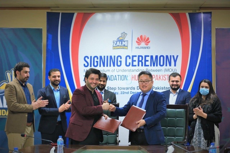Zalmi Foundation - A strategic Memorandum of Understanding (MoU) was signed between Zalmi Foundation and Huawei Pakistan with the aim to work towards realizing the dream of “The Digital Pakistan”.  The move would serve as a stepping stone for both organizations to further develop and expand their relationship.  The ceremony was attended by the Chairman of Zalmi Foundation Javed Afridi, the Head Coach of Peshawar Zalmi Muhammad Akram, and the Managing Director of Huawei Enterprise Business group Gaoweiji along with management from both sides. Huawei and Zalmi Foundation will work together to promote innovation and develop an entrepreneurial ecosystem for the future digital economy of Pakistan. Huawei and Zalmi Foundation are going to provide programs and activities to enhance and develop the full potential of local people as well as promote digital skills, innovation and tech entrepreneurship. The Chairman Zalmi Foundation Javed Afridi said, “The goal of Zalmi Foundation and Huawei’s partnership will result in the provision of 21st-century skills across communities in Pakistan. Due to advancements in technology, there is a need to rethink our approach towards education. Education needs to be more skills-based now than ever before. Zalmi Foundation is committed to preparing the youth of today for the workplace challenges of tomorrow. And, today’s partnership will play a crucial role in this.” While addressing the ceremony, Gaoweiji said, “The talent in Pakistan has no bounds; there are numerous individuals who are hardworking and passionate. However, due to limited exposure and opportunities, we are yet to utilize all this potential. This initiative will produce a pool of highly skilled and sought-after professionals who are not only job-ready but also capable of creating new opportunities. This as a result will not only benefit these individuals but will also contribute to the growth of the nation.”
