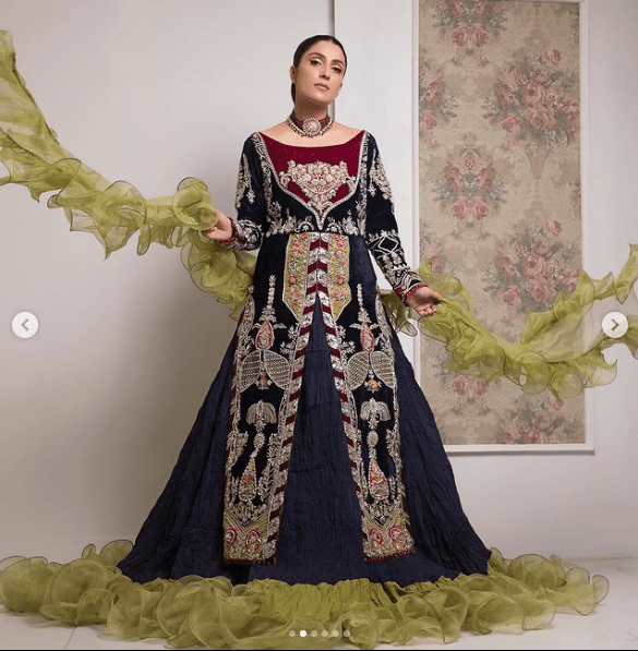 Ayeza Khan Leaves Fans Enchanted In Exquisite Velvet Attire! [Pictures]