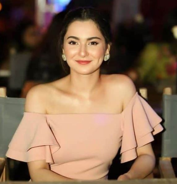 Hania Amir is the sweetest yet full of life actress in the industry who has been in the limelight for being multi-talented. She is fantastic and proves it at every step. Hania has got a huge fan following not only because of her amazing acting skills but also for her soulful voice as a singer. Although she isn't pursuing professionally with her career in singing, however, she keeps on posting videos while giving her voice to some beautiful songs. Mostly, she sets up fun jam sessions with Aashir Wajahat but this time she made it alone and fans are loving it. Here we have got the video for all the fans! Hania Amir Surprises Her Fans with Her Soul-stirring Voice! Thinking about Hania gives us the feel of living life at the fullest. She is a brilliant actress, model, and singer. We have heard her song covers many times in her Insta video, however, the new video has something even more heartwarming. So, why not all of you find it yourself? Watch this video and have fun! In this video, Hania Amir sang Farhan Saeed and Momina Mustehsan's song 'Pee Jaun' and she has enchanted her fans with her soul-stirring voice. The way she has delivered expressions with the lyrics of the song through her sweet voice is so mesmerizing. Taking a flashback to Hania's professional experience in singing, she got a chance to sing with Sahir Ali Bagga for drama serial Anaa. The song is still much liked by the fans and people loved Hania's voice. Moreover, as mentioned above, Hania keeps on posting her singing videos on Insta. It shows her passion to go with another talent hidden inside her. So, what do you think about Hania Amir on pursuing her singing career? Don't forget to share your feedback with us.