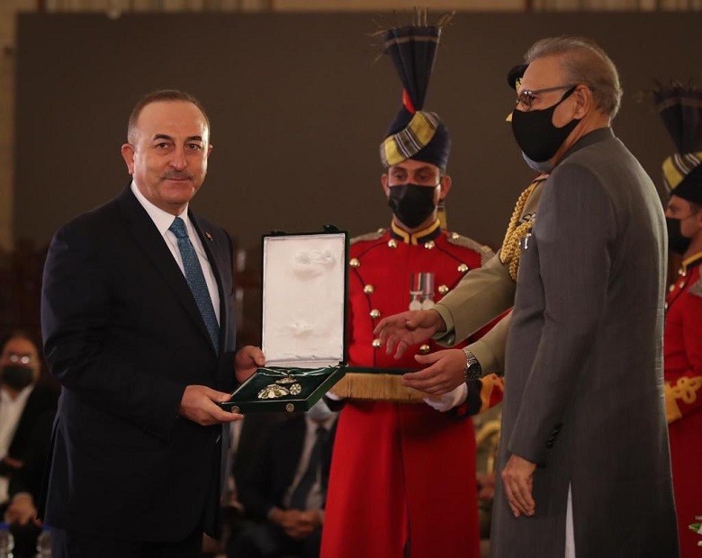 Hilal-e-Pakistan - President Dr. Arif Alvi on Wednesday conferred the Country’s Second-Highest Civil Award ‘Hilal-e-Pakistan’ upon the Turkish Foreign Minister Mevlut Cavusoglu. The award was conferred at a special investiture ceremony held at Aiwan-e-Sadr in Islamabad. It was attended amongst others by the Foreign Minister Shah Mahmood Qureshi and the Federal Minister for Information and Broadcasting Shibli Faraz. The award was presented to the Turkish foreign minister in recognition of his services for international peace and security and further strengthening of the Pakistan-Turkey bilateral relationship. Later, both the president and the Turkish foreign minister also discussed in a meeting the bilateral ties and other issues of mutual interest.