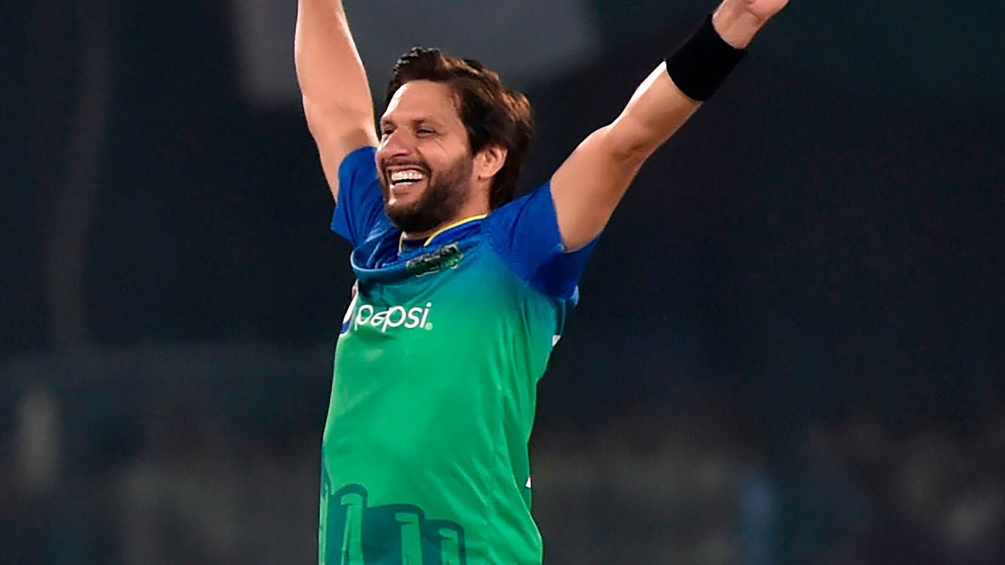 Well... who doesn't know the Boom Boom Shahid Afridi? He is a former Pakistani all-rounder who is famous for his hits in cricket match across the world. He is the one for whom spectators gathered in the stadium to watch the match. However, Shahid Afridi said goodbye to cricket in 2019. At present, he is working devotedly for his charity foundation, "Shahid Afridi Foundation." Moreover, we can see his pictures going viral on social media with his adorable daughters as he loves them a lot.  As mentioned above that Shahid Afridi has got a great fan following from all over the world so, people just jump to take pictures with him whenever, wherever they get a chance to meet him. All of these fans know him and recognize him in public places in the first glance. However, recently something happened that made the video go viral on social media. Here we have got the details! Shahid Afridi & Desi Aunty - Here Is What Actually Happened! So, a video has been going viral on social media in which we can see an aunt who is standing along with her daughters on the airport. The daughters told their mother about Shahid Afridi also standing at a short distance from them. However, the aunt couldn't recognize him. Right at the moment, the aunt called out Shahid Afridi and said, "Come over here. My daughters are saying that you are Shahid Afridi. Please take a picture with them." The kind and the generous Afridi didn't mind and agreed for the picture that turned the moment memorable for everyone. Here we have got the video so, watch now! The Boom Boom Afridi is known well for his polite behaviour with the fans and this video is the perfect example of that. What do you think about Shahid Afridi and this amazing video? Don't forget to share your valuable feedback with us!