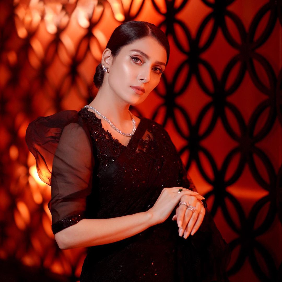 Ayeza Khan Flaunts Perfection in Black Outfit - Pictures Inside!